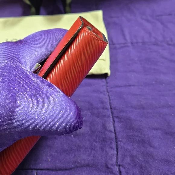 Louis Vuitton Red Epi Coquelicot Twist Lock Compact Wallet with Silver Logo - Picture 5 of 15